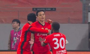 原创 
            CCTV16直播，申花剑指7分优势，阿马杜踢后卫难挡金靴，海港德比落下风