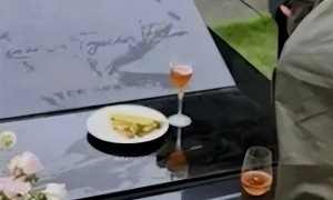 又演上了？具俊晔下雨天去墓地，穿拖鞋摆合照，S妈却让他变小丑
